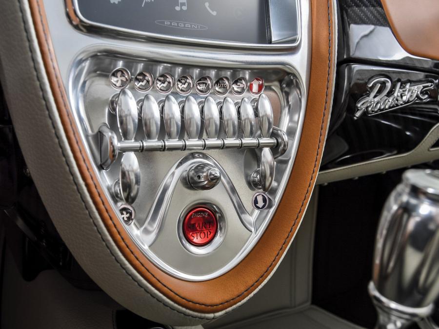 Детали интерьера Pagani Huayra Roadster (42 of 100) 2018 года  (фото 8 из 37)